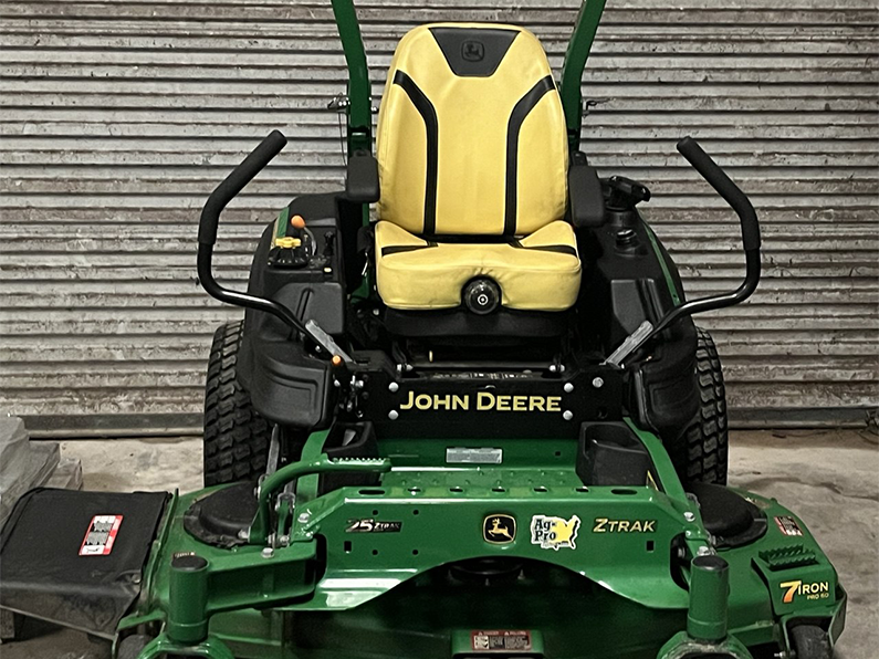 LOT 16 - John Deere ztrak Z900 Zero-Turn Riding Mower 72"