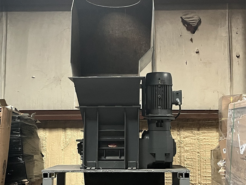 LOT 17 - Satrind #F615, dual shaft shredder, 20 HP, 22" x 24" opening