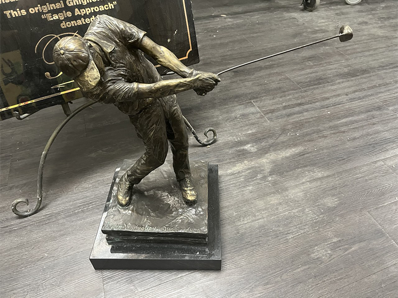 LOT 09 - Original Laran Ghiglieri BRONZE SCULPTURE OF GOLFER "EAGLE APPROACH"