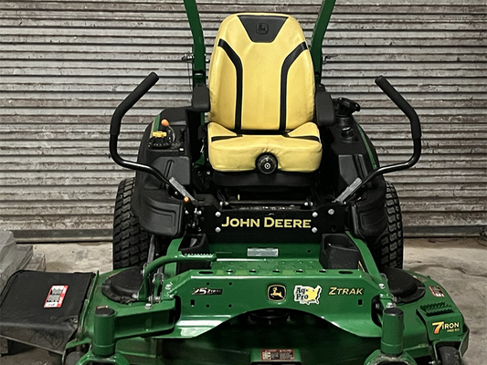 LOT 16 - John Deere ztrak Z900 Zero-Turn Riding Mower 72"