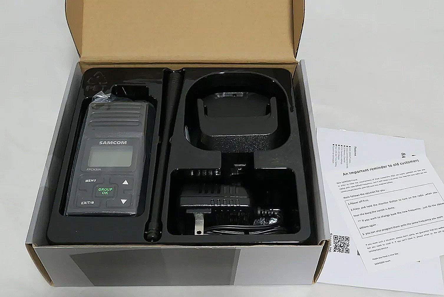 SamCom FPCN30A Long Range UHF Two-Way Handheld Radio 5 Watts 20 Channels NIB